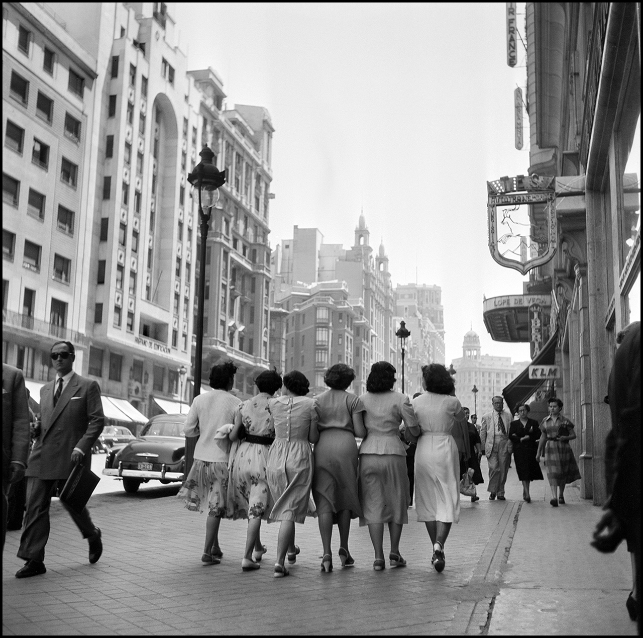 Exposición Los Català: Fotógrafos de un siglo. Frances Català-Roca. Señoritas paseando por la Gran Vía. 1952