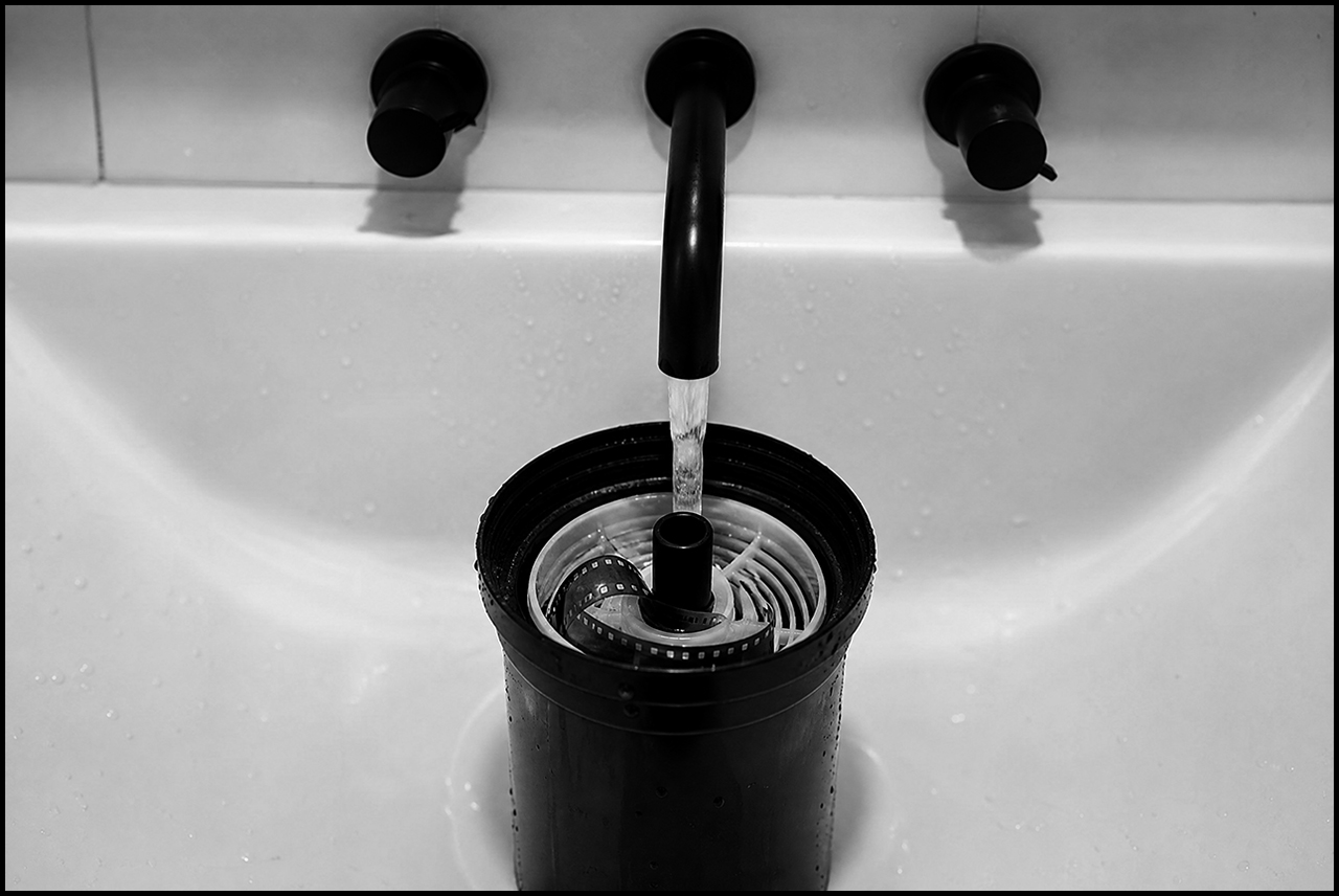 Revelar película en blanco y negro en casa. Lavado